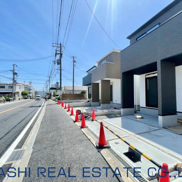 前面道路（歩道あり）外観